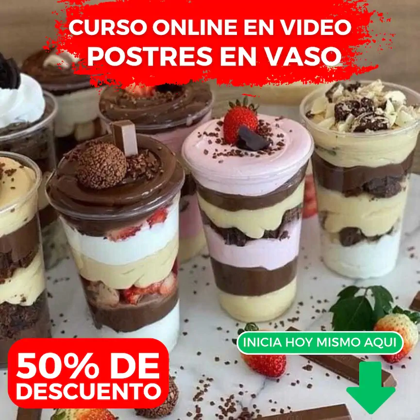 Vaso de postre con chocolate y toppings